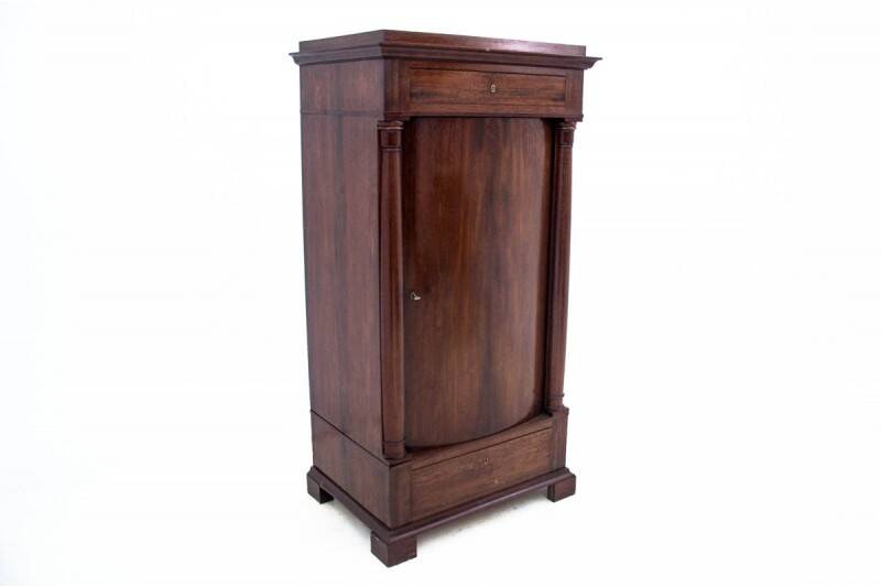 Commode ancienne, Europe du Nord, vers 1860.