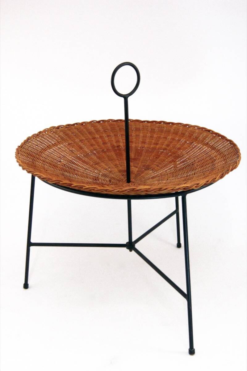Table incurvée, porte revue en osier et laiton laqué noir, 1960