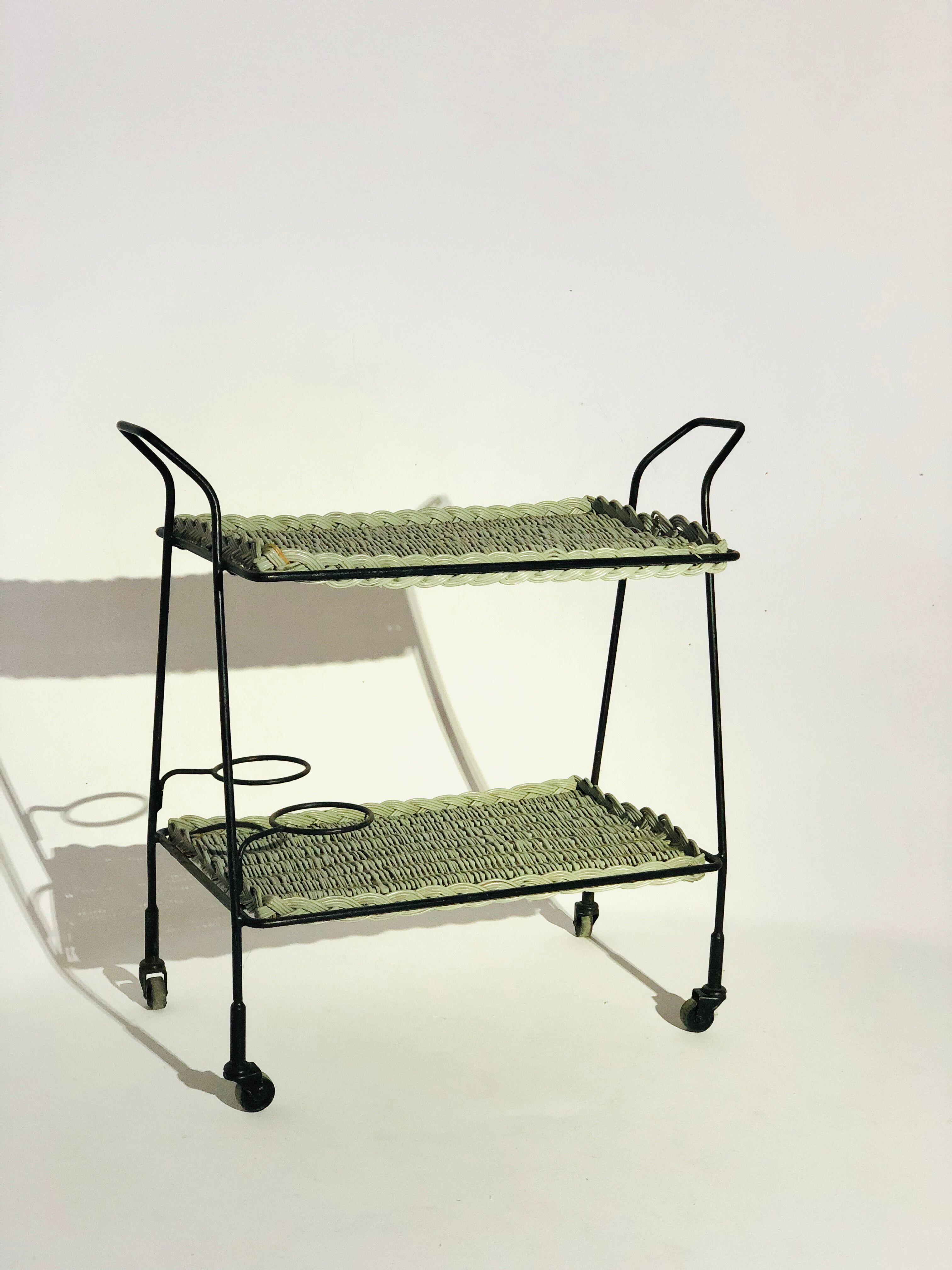 Table roulante vintage rotin et métal 1960