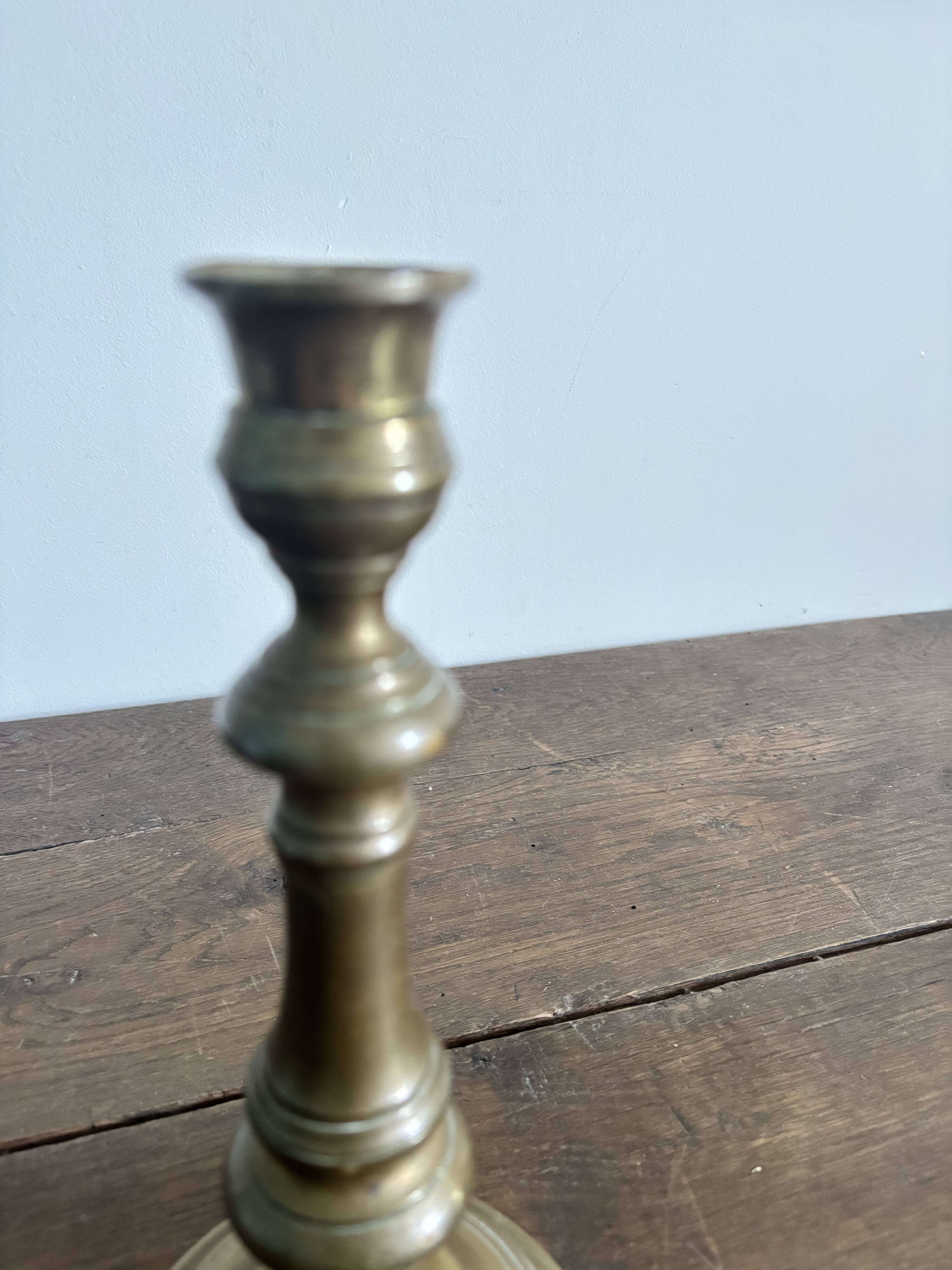 Grand flambeau / bougeoir ancien en laiton – Style Louis XIV