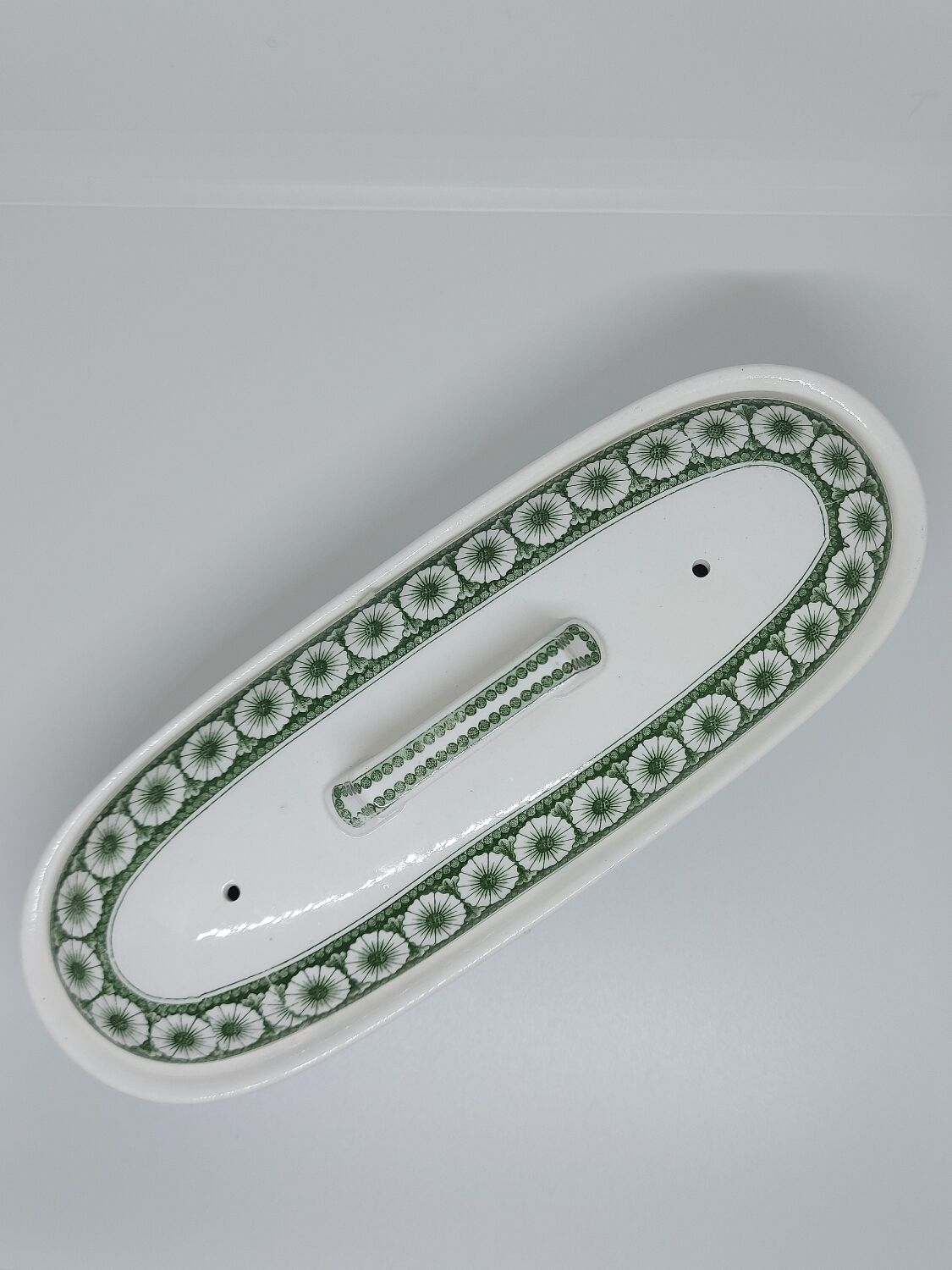 Box comb holder with lid