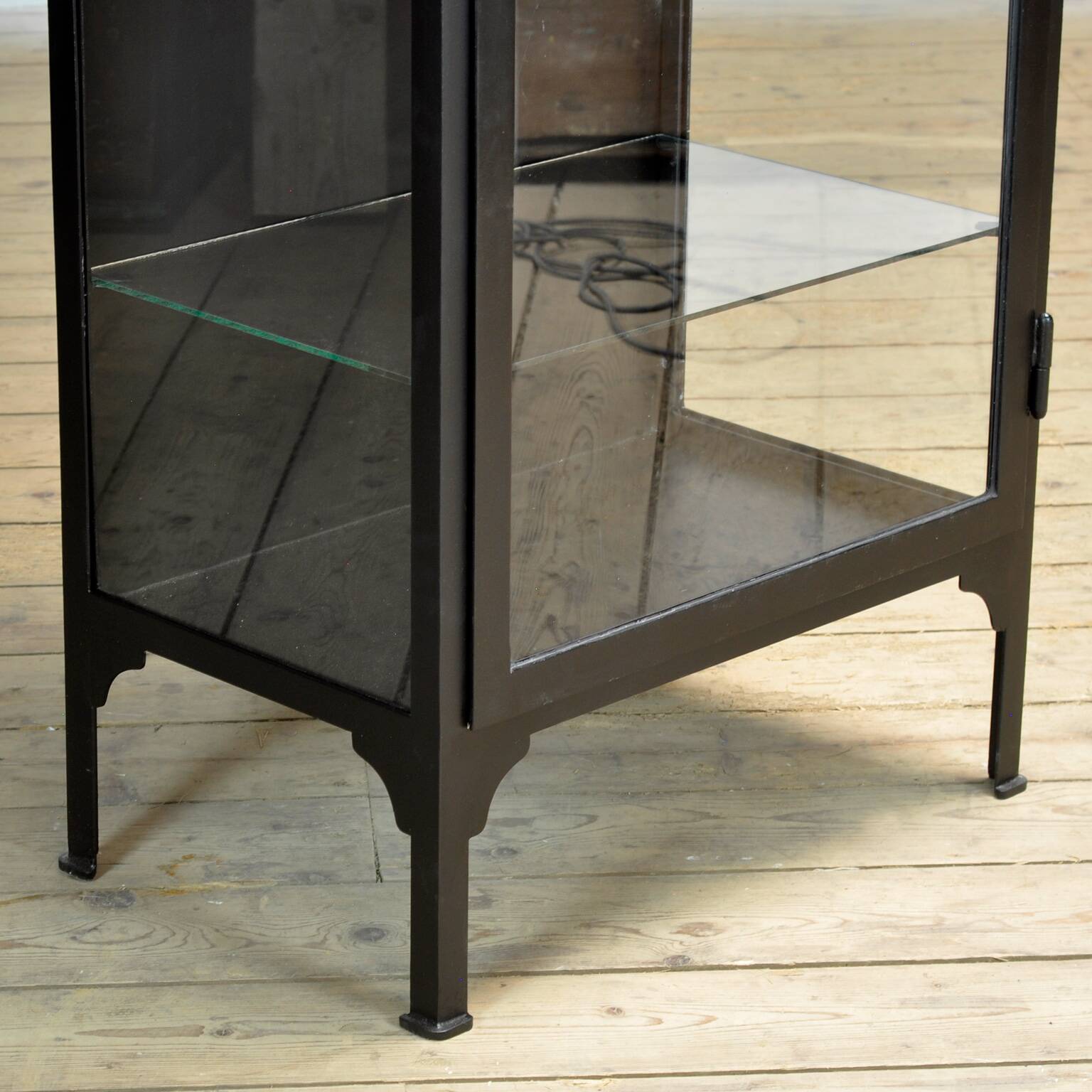 Armoire médicale vintage, années 1930