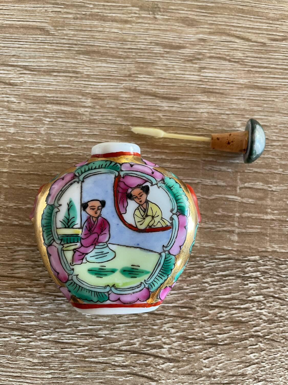 Small bottle for tobacco