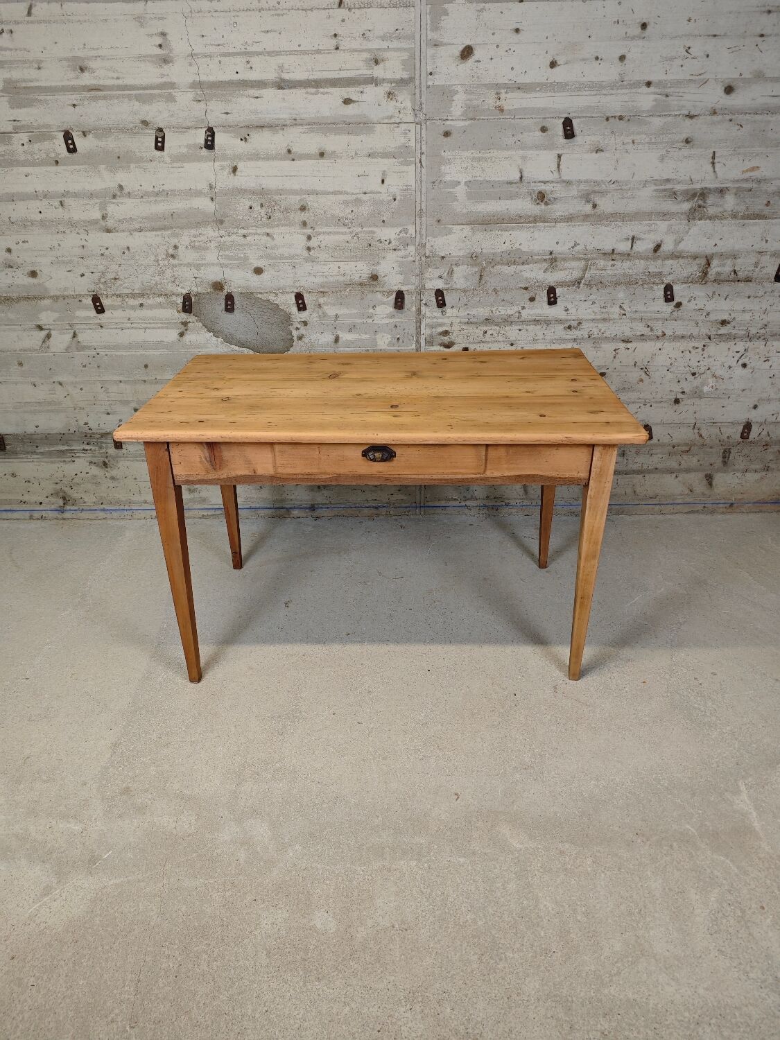 Dining table for 4/6 people