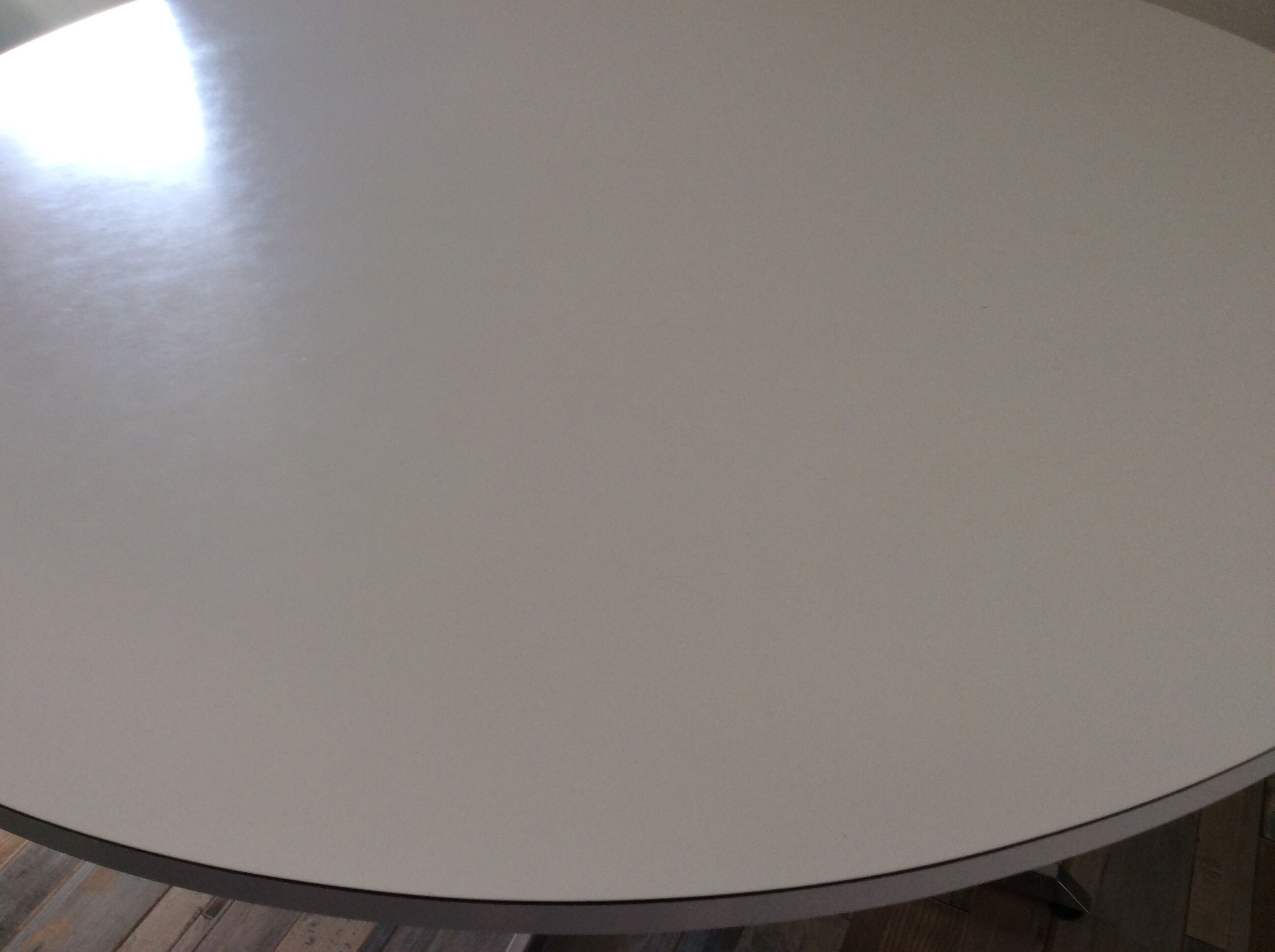 Round dining table of the 70s