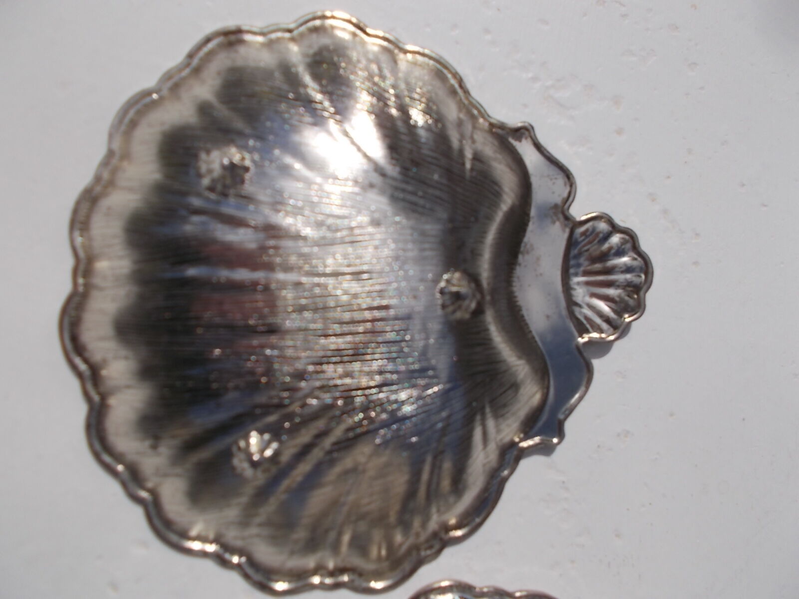 Set of 2 cups shaped metal shell