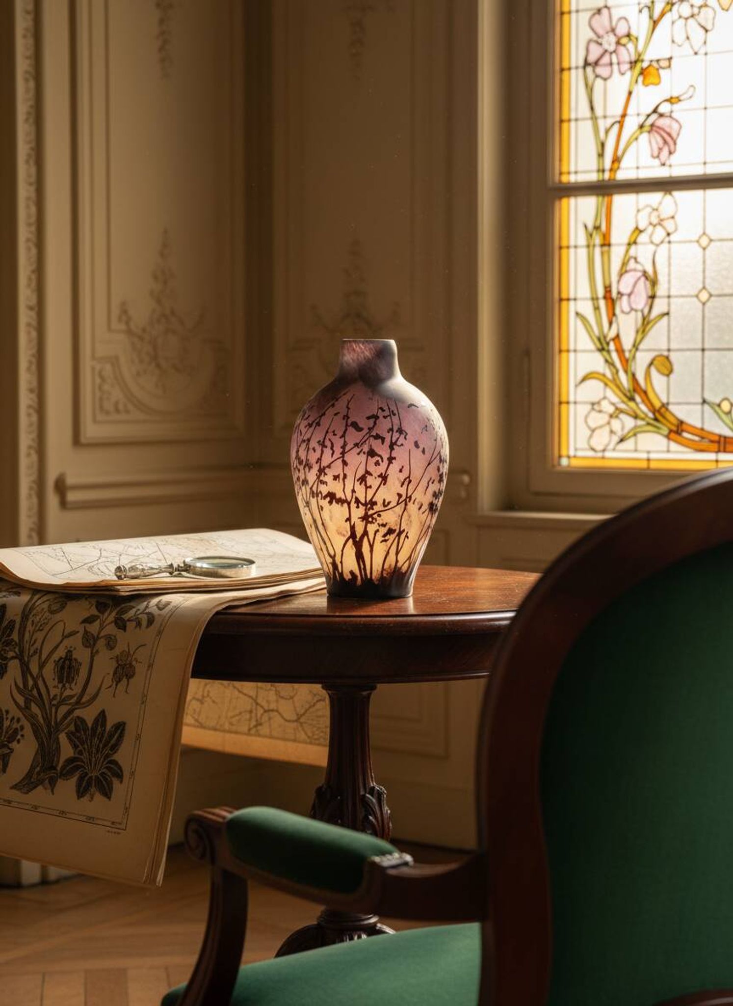 Vase en verre gravé à l'acide au décor de branches