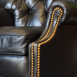 Chesterfield style fauteuil en cuir - tabouret par Hancock - Moore