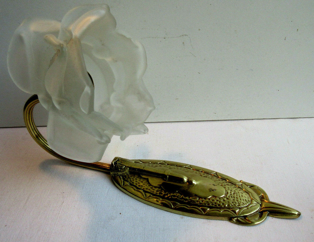 Art Deco applied in gilded bronze - rose glass with 13 petals
