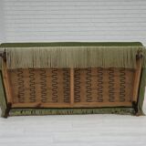 Canapé danois 2 places des années 1970, velours d'ameublement vert, pieds en bois de hêtre.