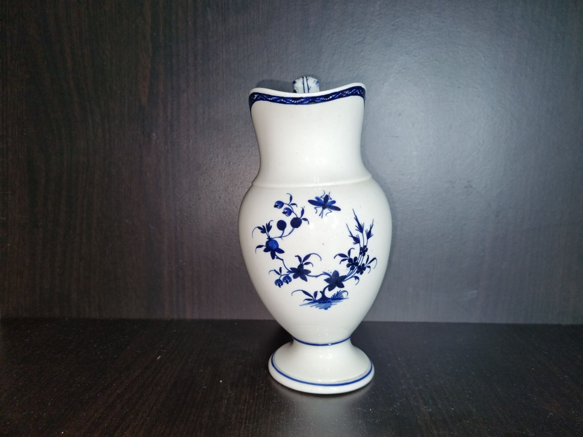 Pot à lait en porcelaine de Tournai