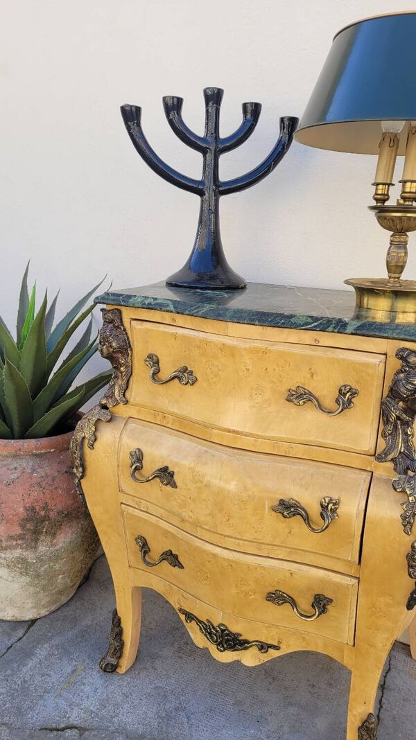 Commode galbée style Louis XV en marqueterie en loupe d'orme et bronze