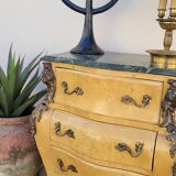 Commode galbée style Louis XV en marqueterie en loupe d'orme et bronze