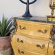 Commode galbée style Louis XV en marqueterie en loupe d'orme et bronze