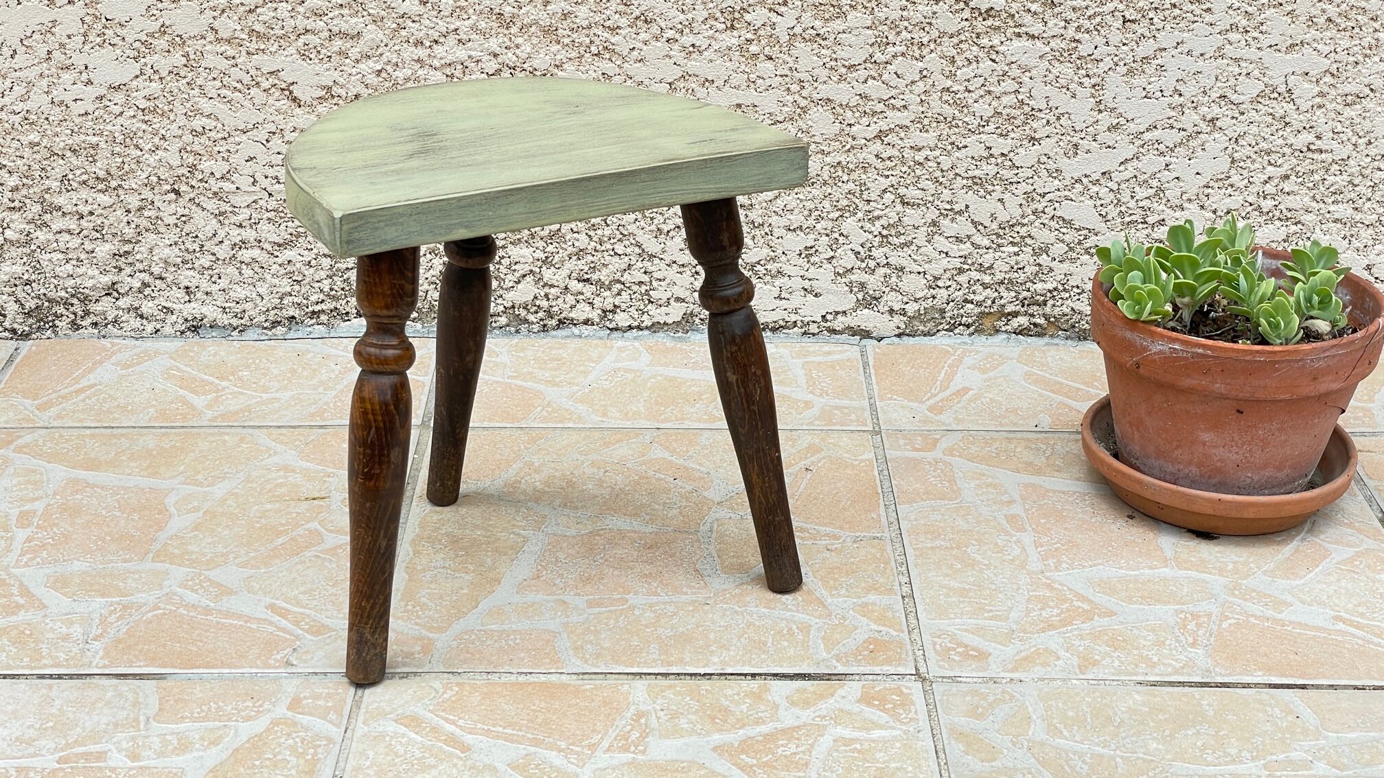 Tabouret en bois tripode vintage