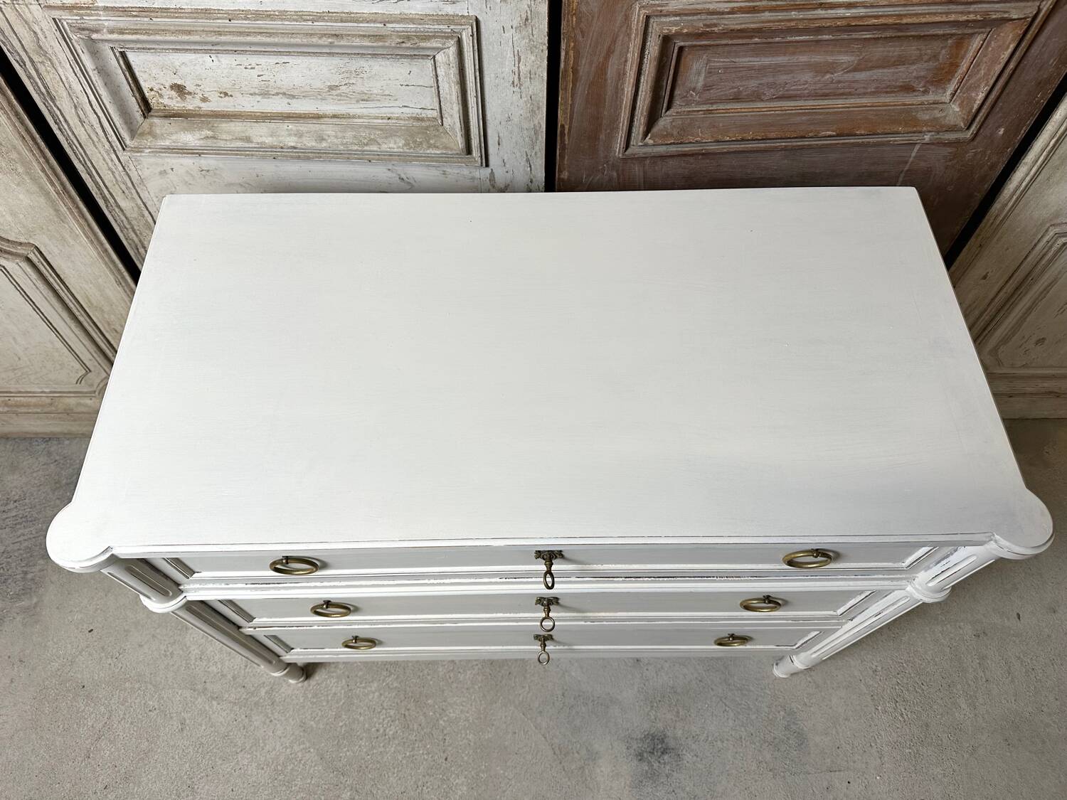 Commode de style Louis XVI peinte blanc