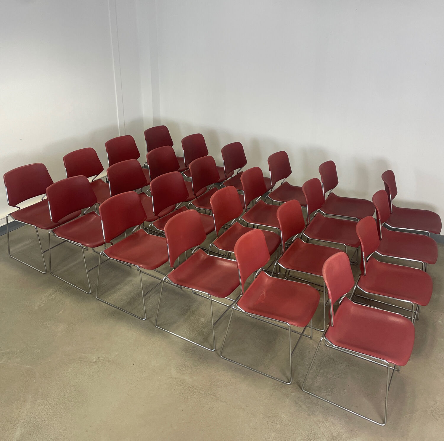 Lot de 24 chaises empilables Matrix Bordeaux, années 70, USA