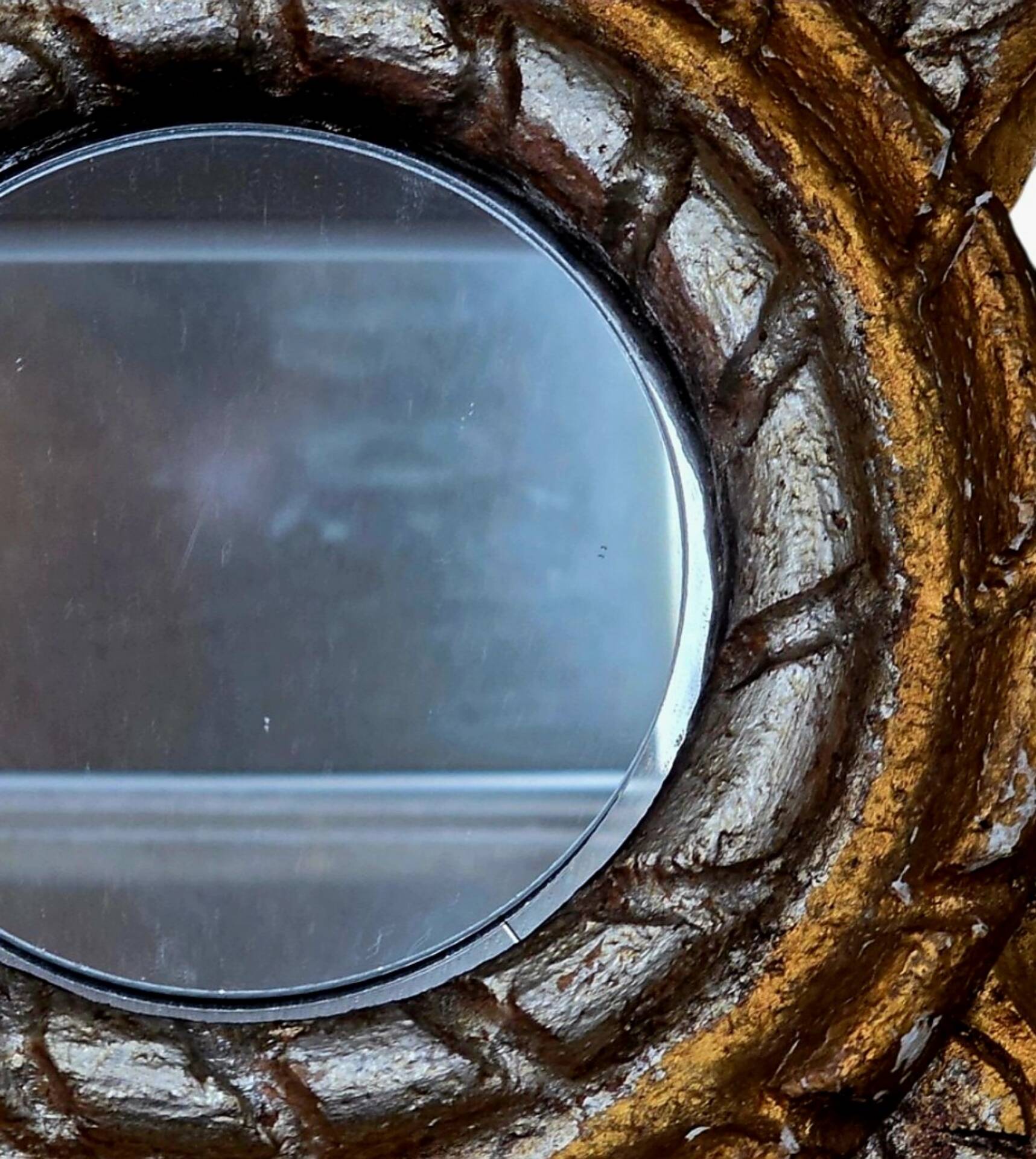 Miroir sorcière "Soleil" en bois doré à décor de feuilles d'acanthe