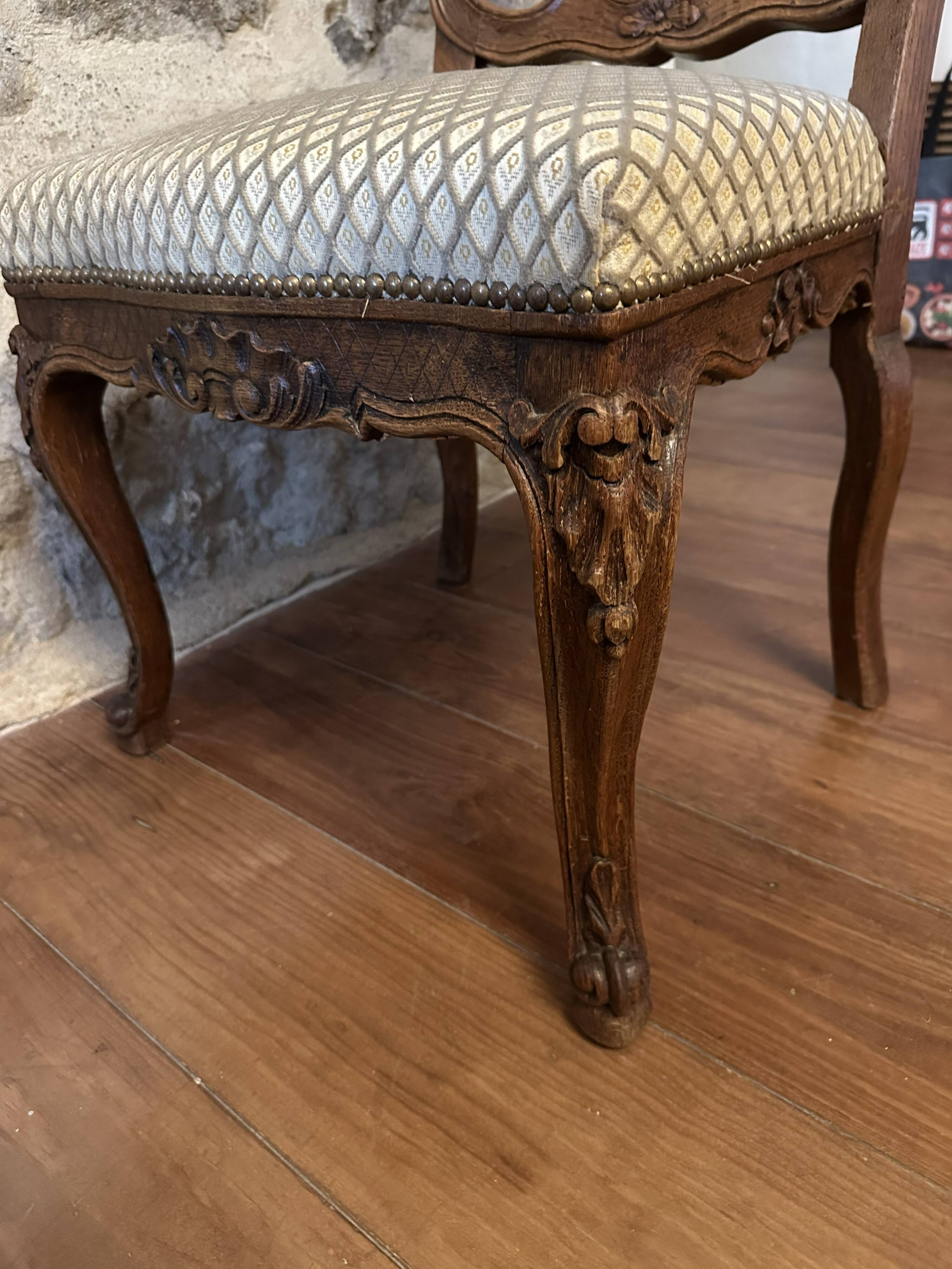 Antique dining set. Table 1.58 m x 1.10 m + 6 chairs from the 1920s.