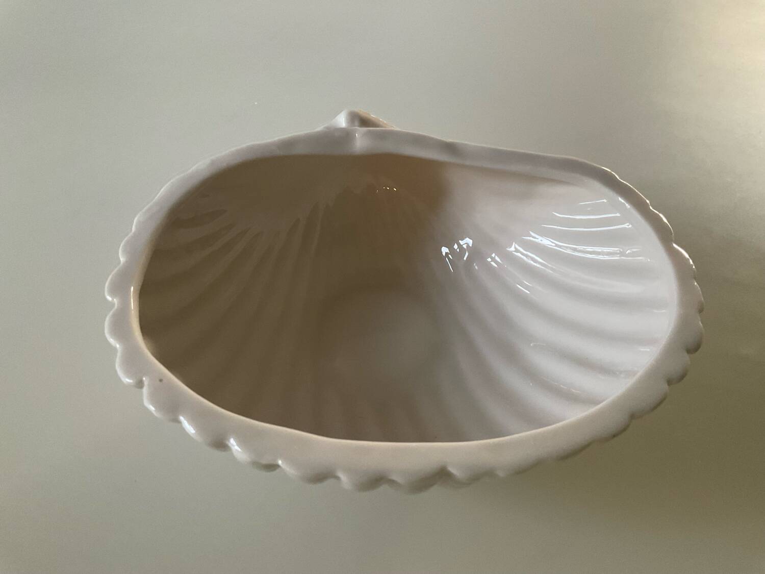 Vintage porcelain shell emptier