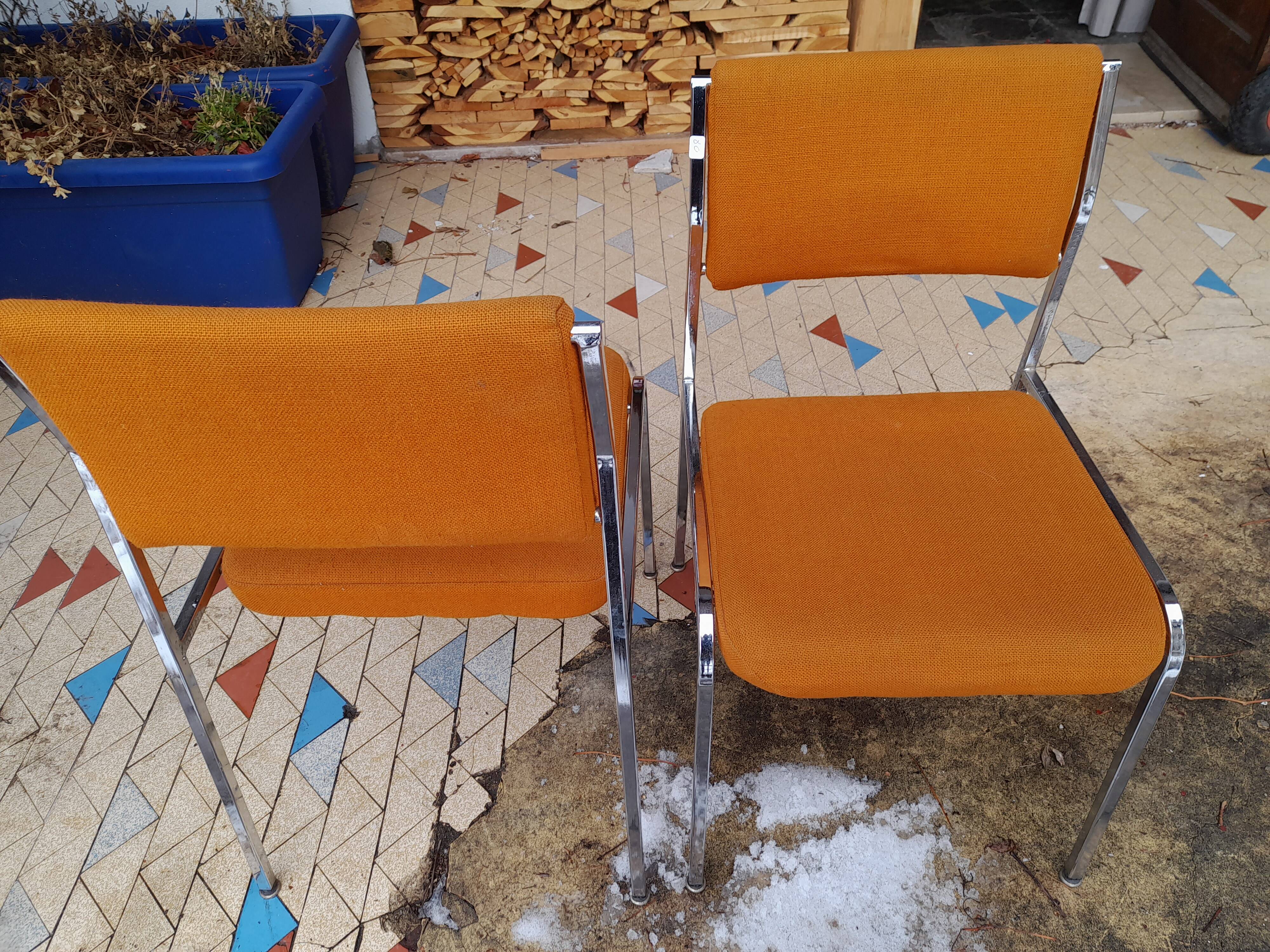 chaises oranges vintages