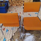 chaises oranges vintages