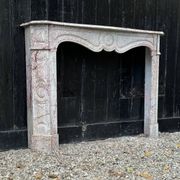 Cheminée de style Louis XV Pompadour en marbre rosé vers 1900