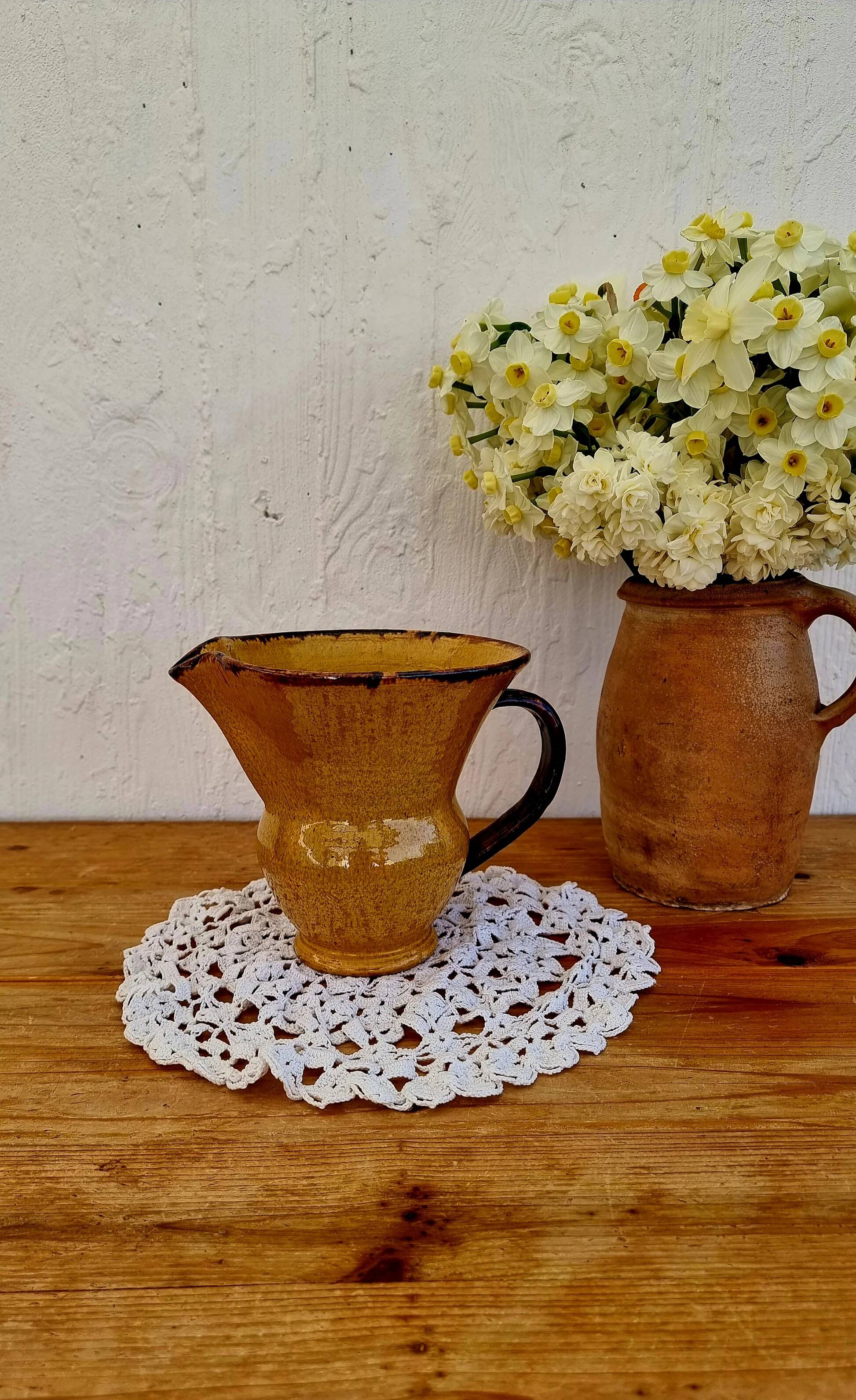 Pichet en céramique jaune et marron vintage