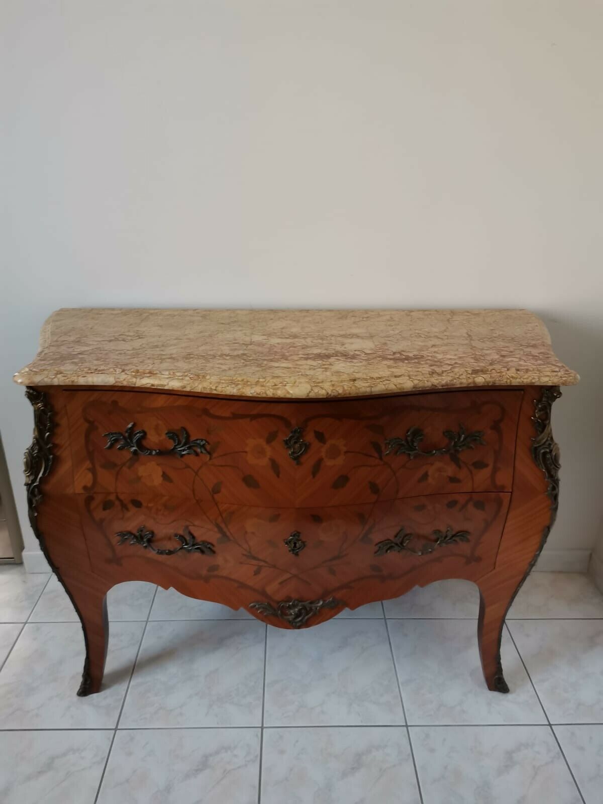 Old chest of drawers style louis 15