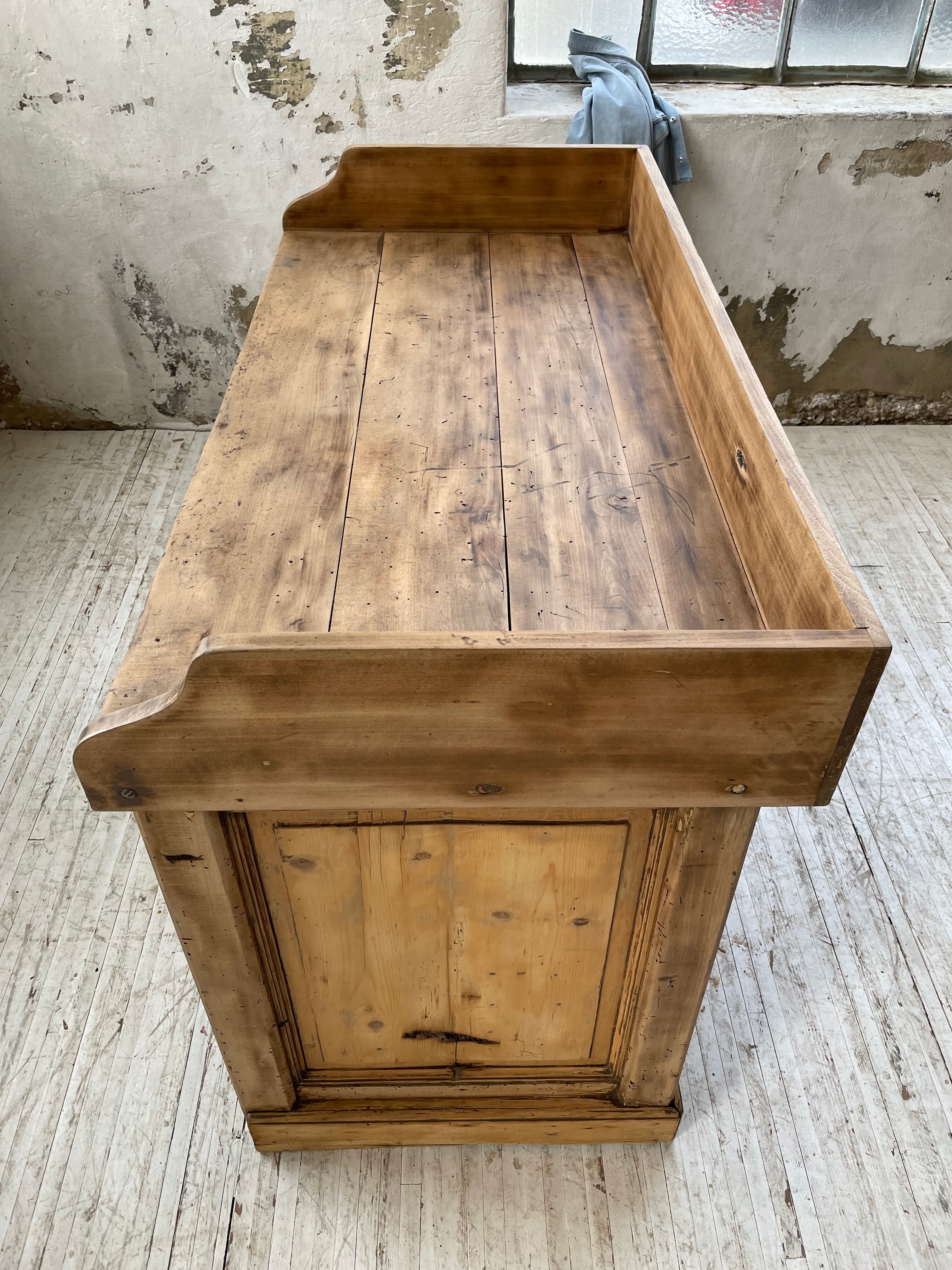 Trading counter central island pine