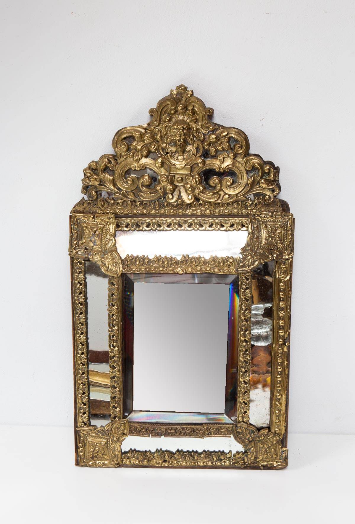 Antique French mirror in repoussé brass with a 19th-century pediment (60*34 cm)