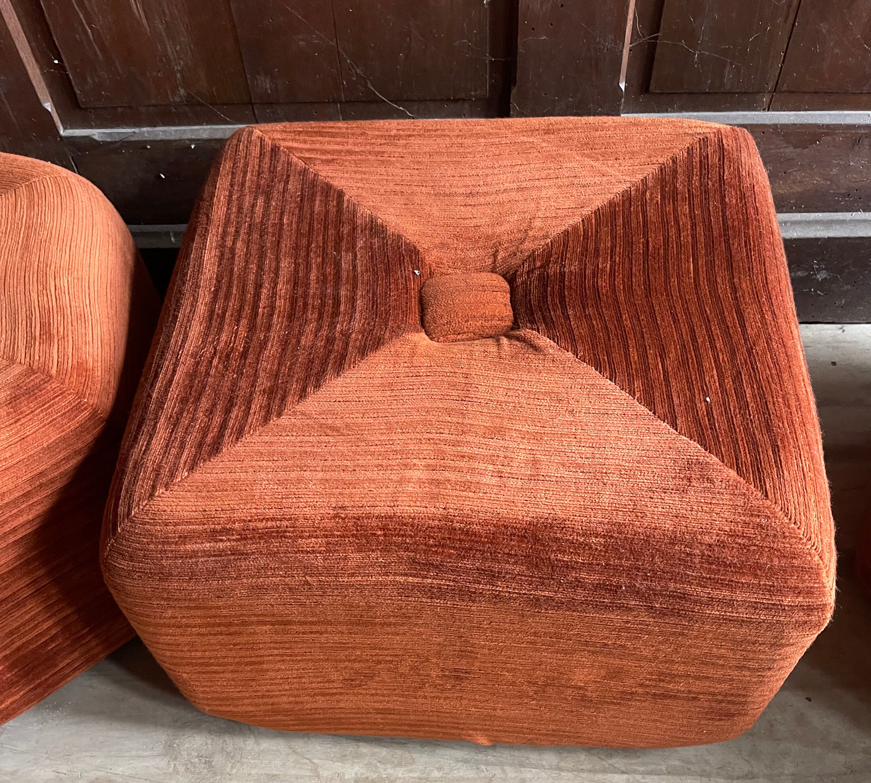 4 poufs
