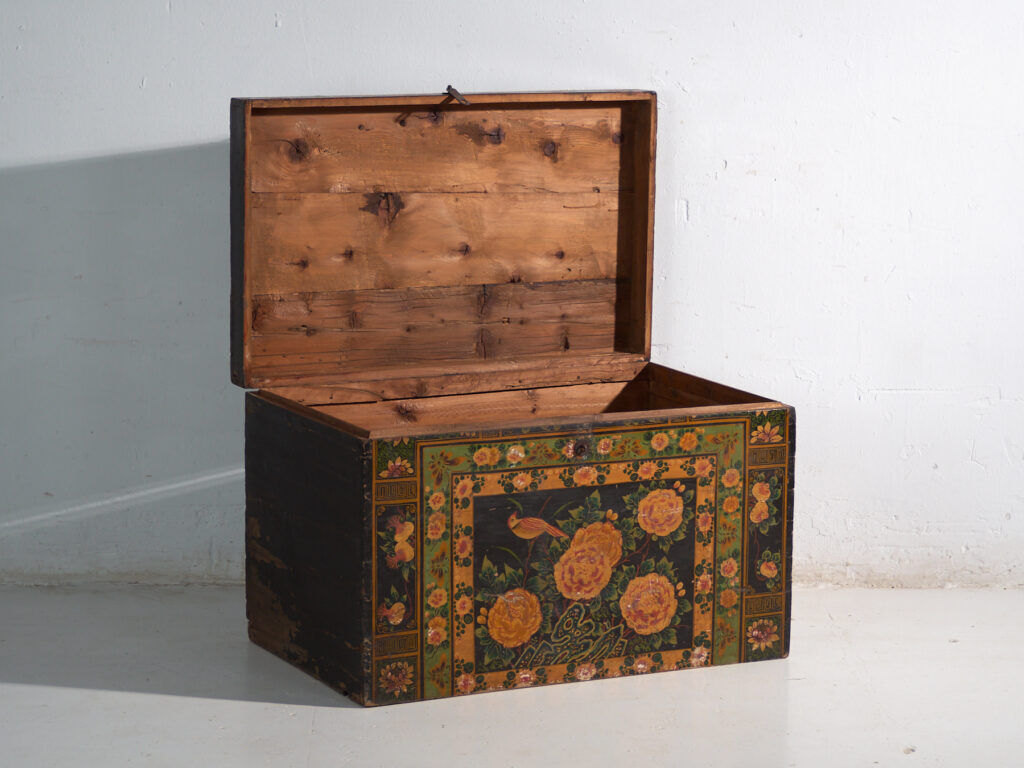 Antique chest painted in pine wood – China, around 1900