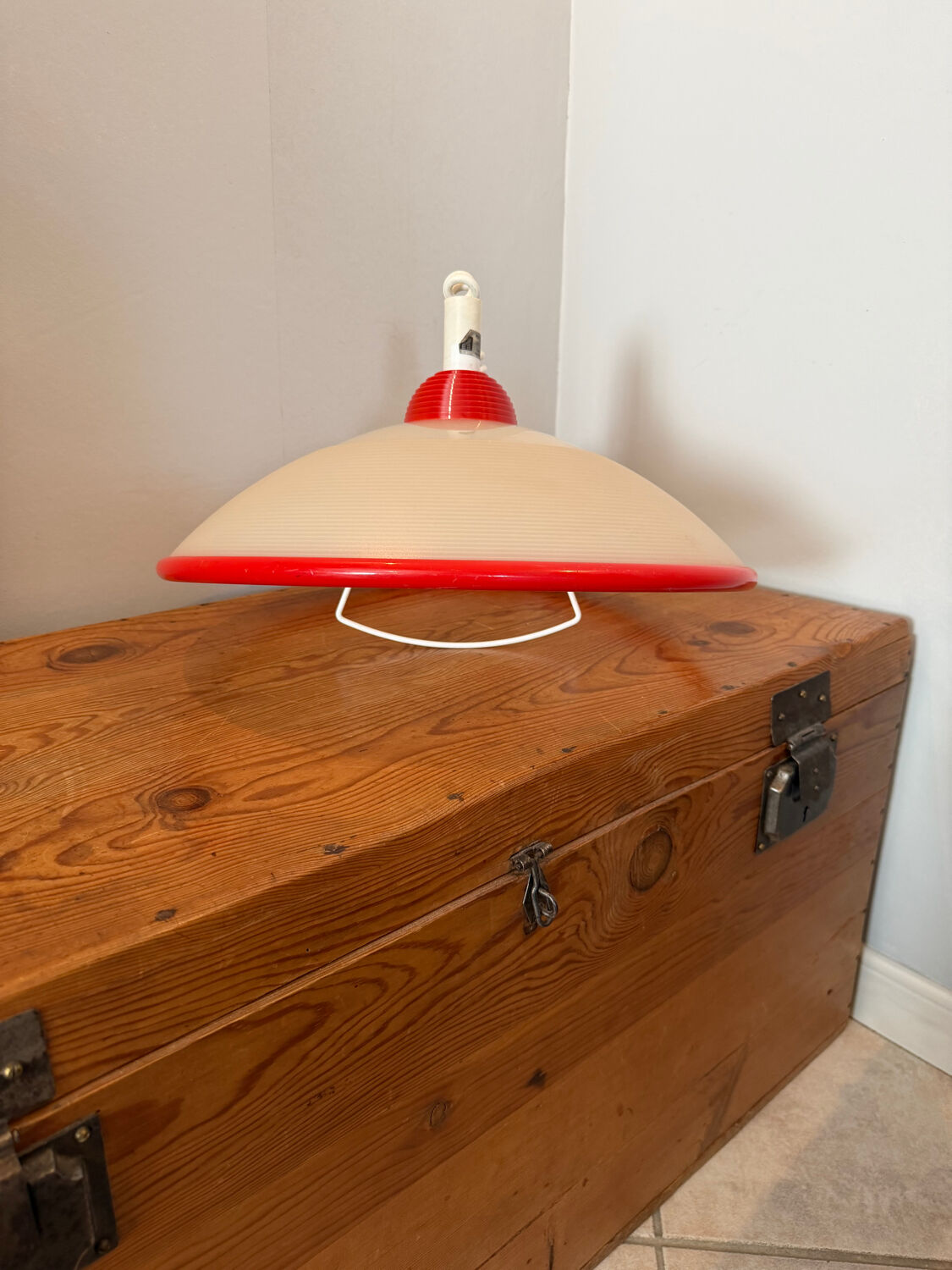 Suspension design Memphis red and white vintage model from the 80s.