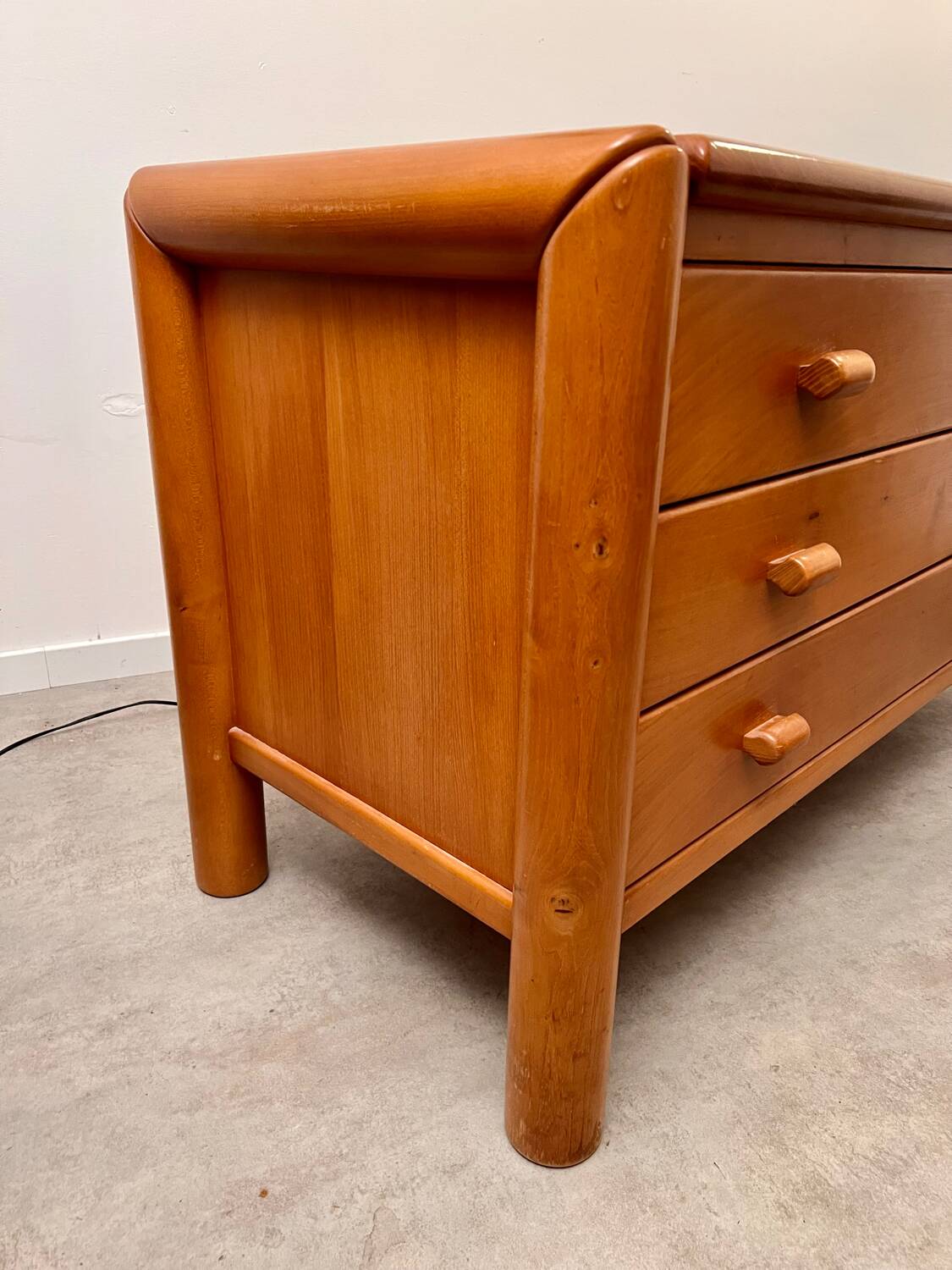 Ancienne commode 3 tiroirs en orme massif design années 70 brutaliste