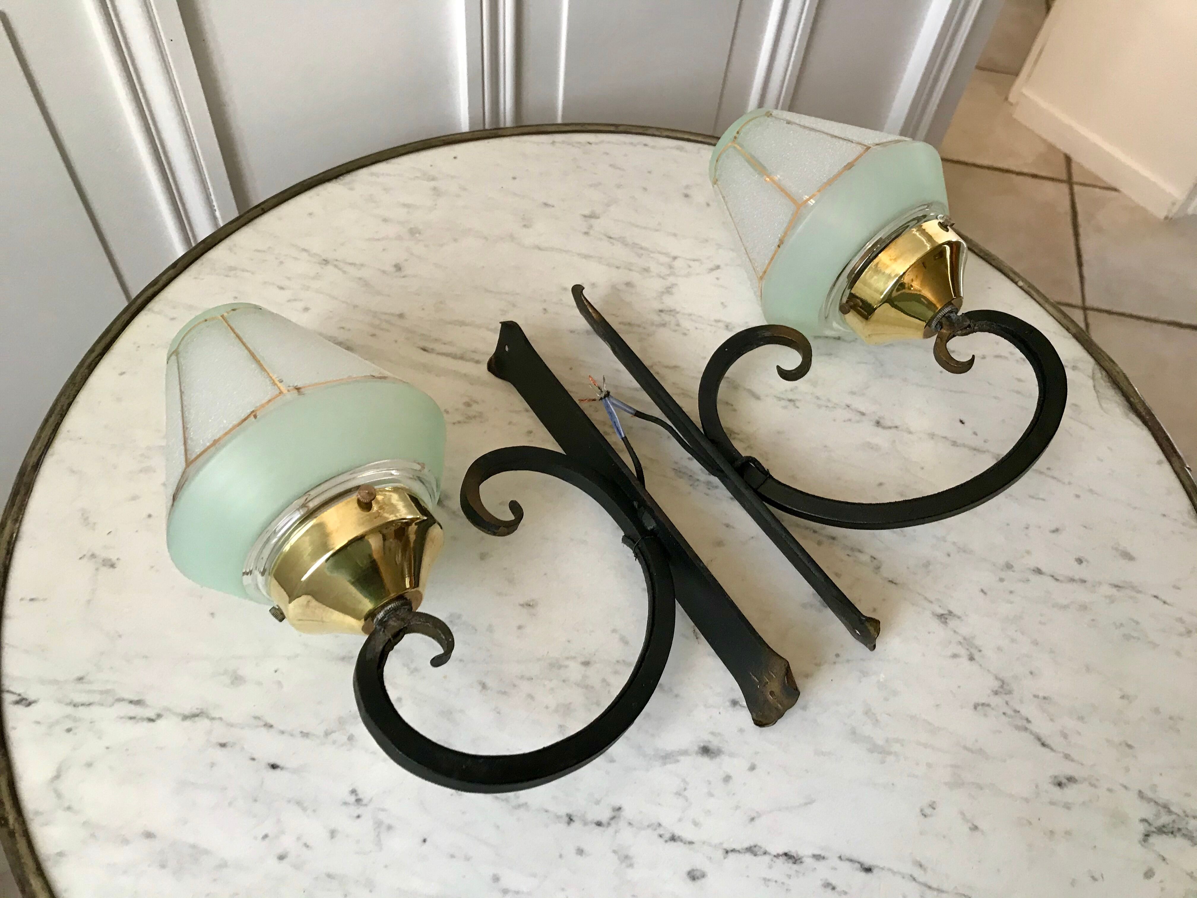 Paire d'appliques en verre granité vert et en fer forgé noir années 50-60