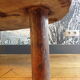 Table basse brutaliste en bois massif