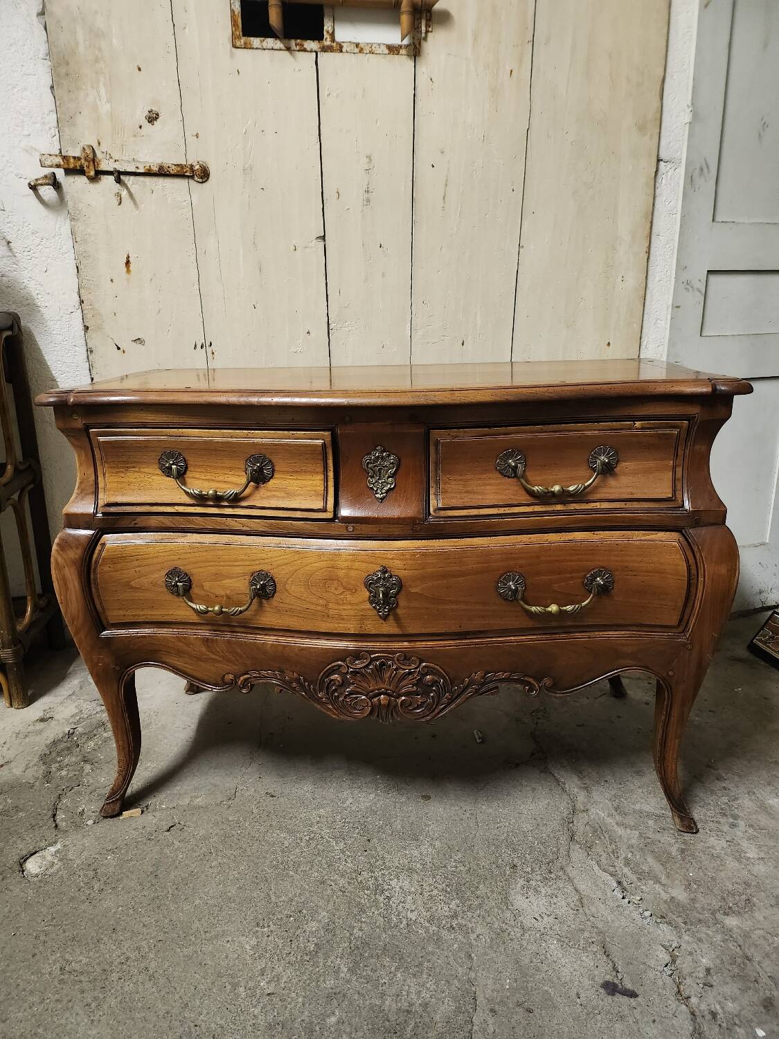 Style chest of drawers