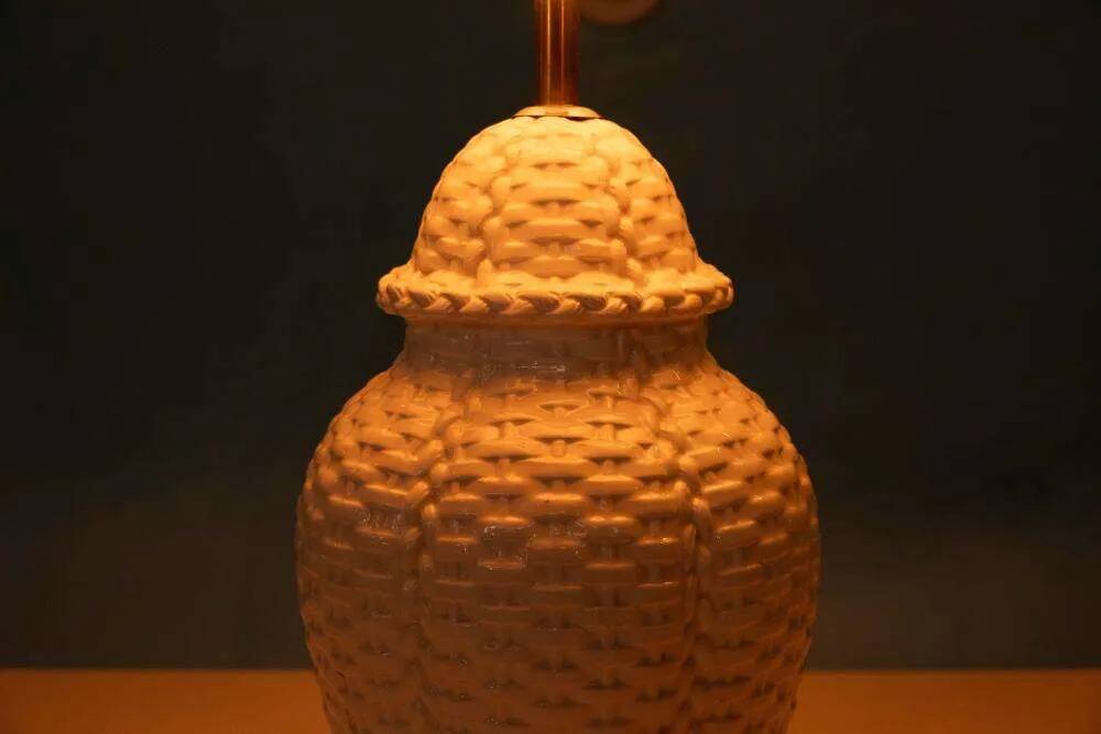 Vintage table lamp in woven ceramic Regency style.