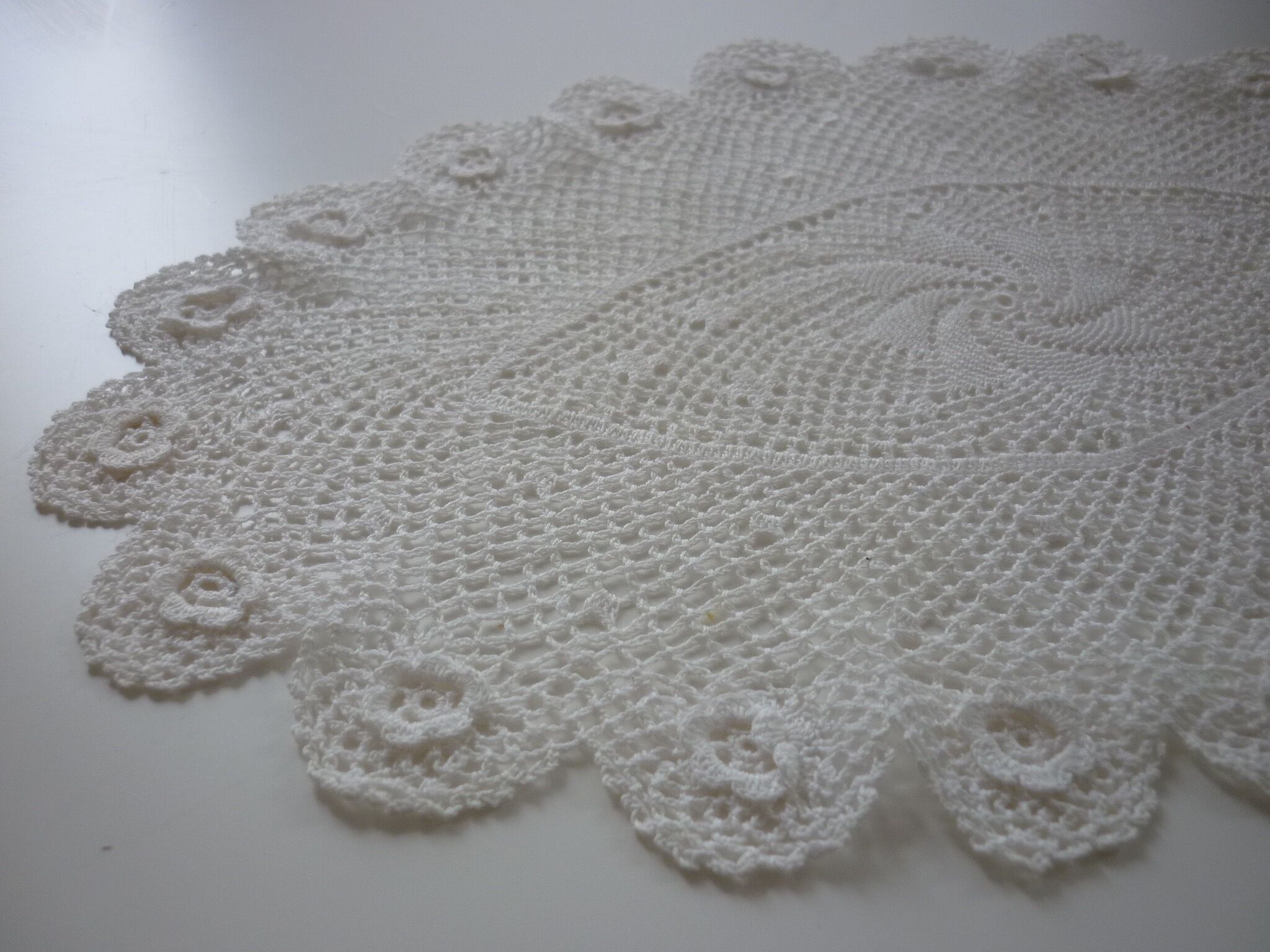 Oval white placemat in crocheted cotton