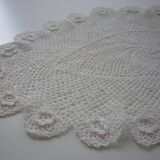 Oval white placemat in crocheted cotton