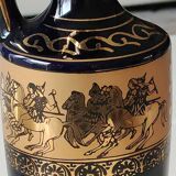Vase Amphore Grec/Scènes de vie Mythologie Grecque. Signé KA. Fait main en Grèce, doré à l or fin 24c. Haut 22,5 cm