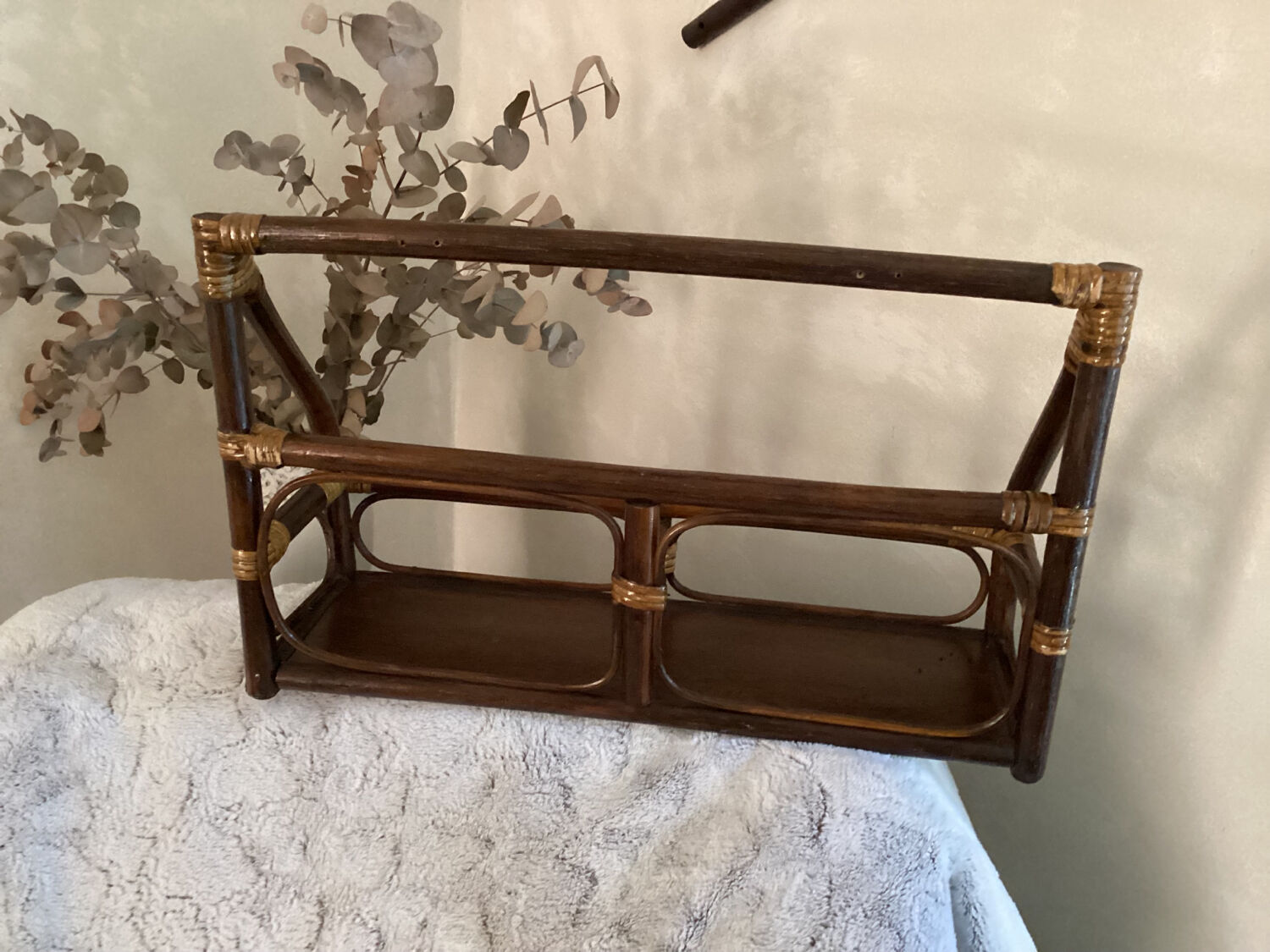 Varnished rattan shelf - vintage