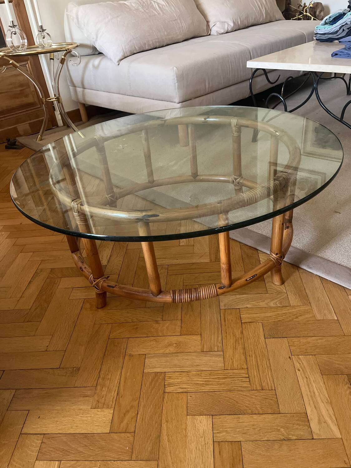 Coffee table in rattan and very thick smoked glass