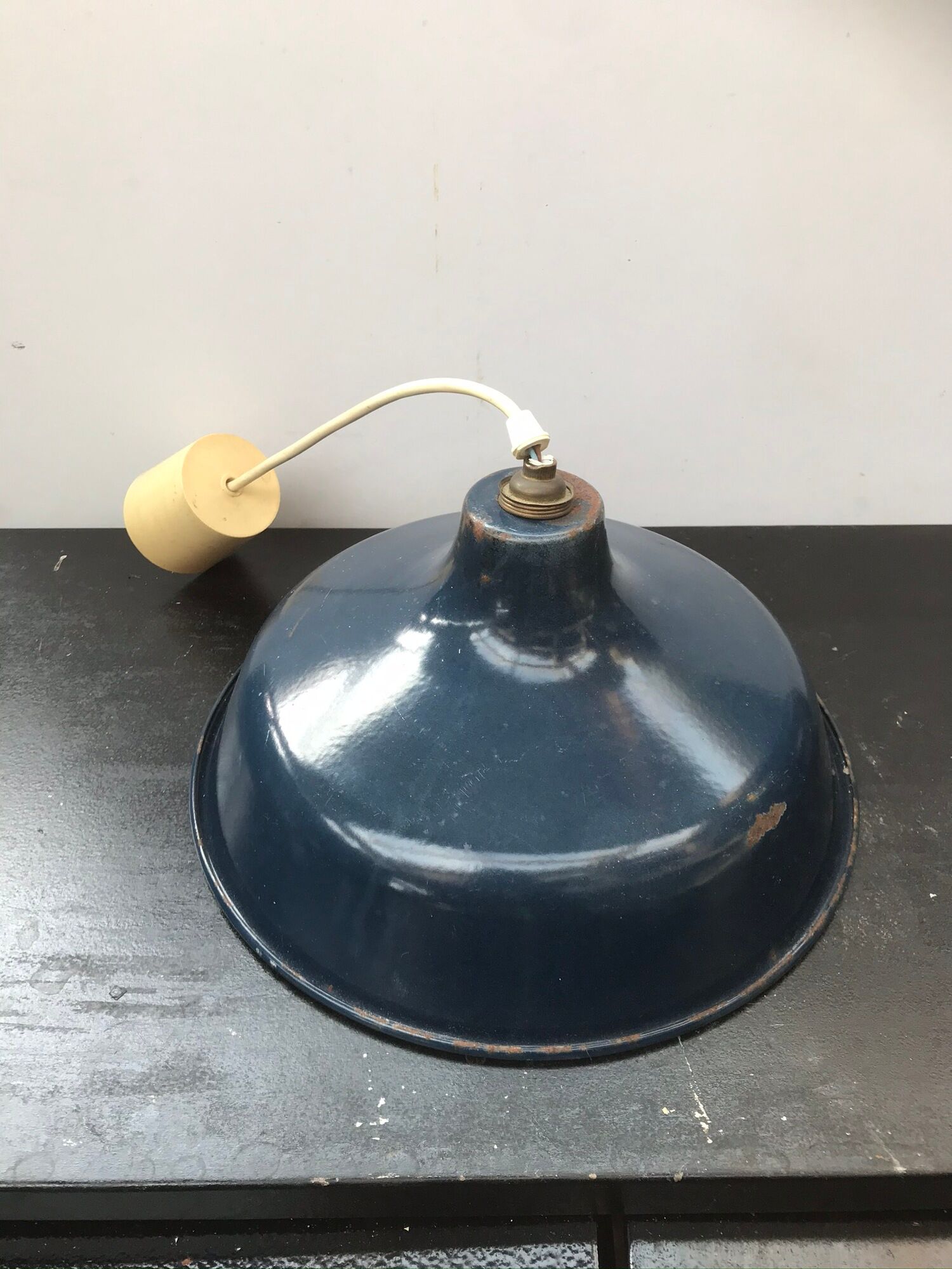 Suspension atelier métal émaillé bleu intérieur blanc vintage
