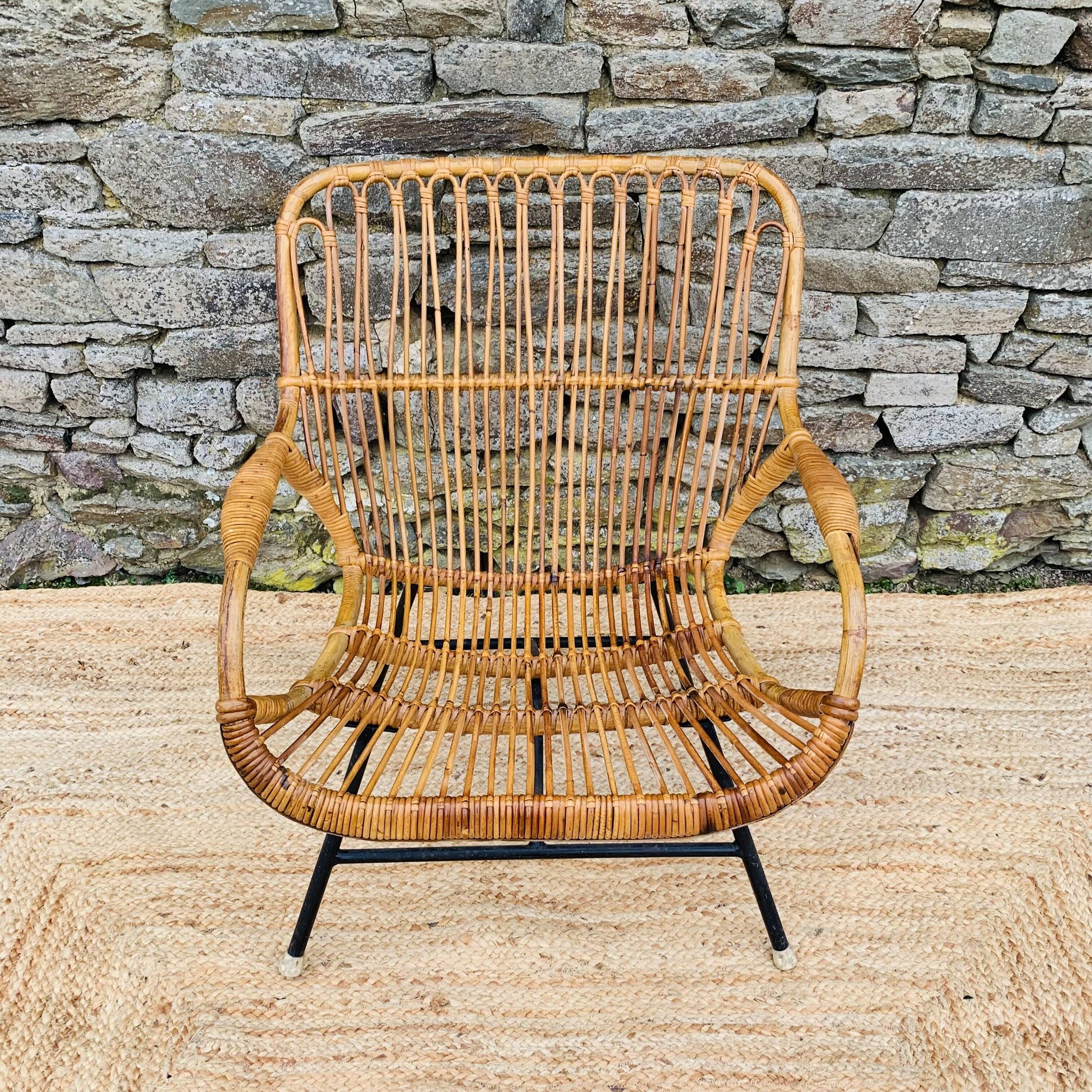 Fauteuil en rotin et piétement en métal noir 1960