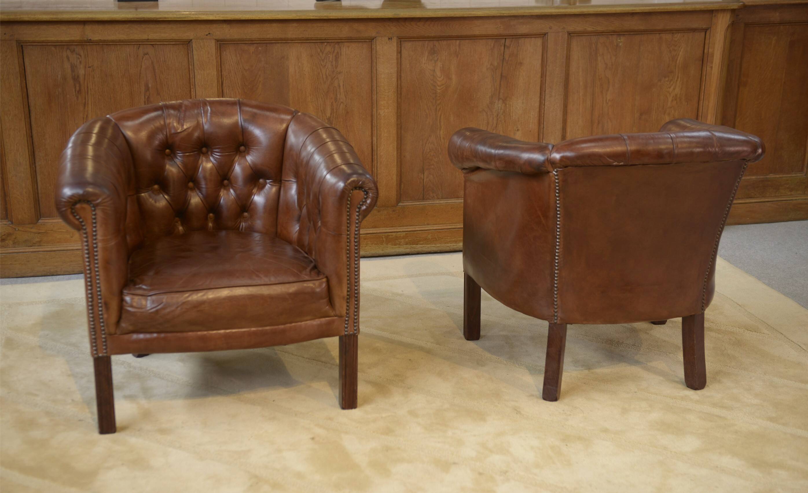 Paire de fauteuils Club capitonnés en cuir