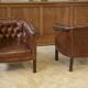 Paire de fauteuils Club capitonnés en cuir