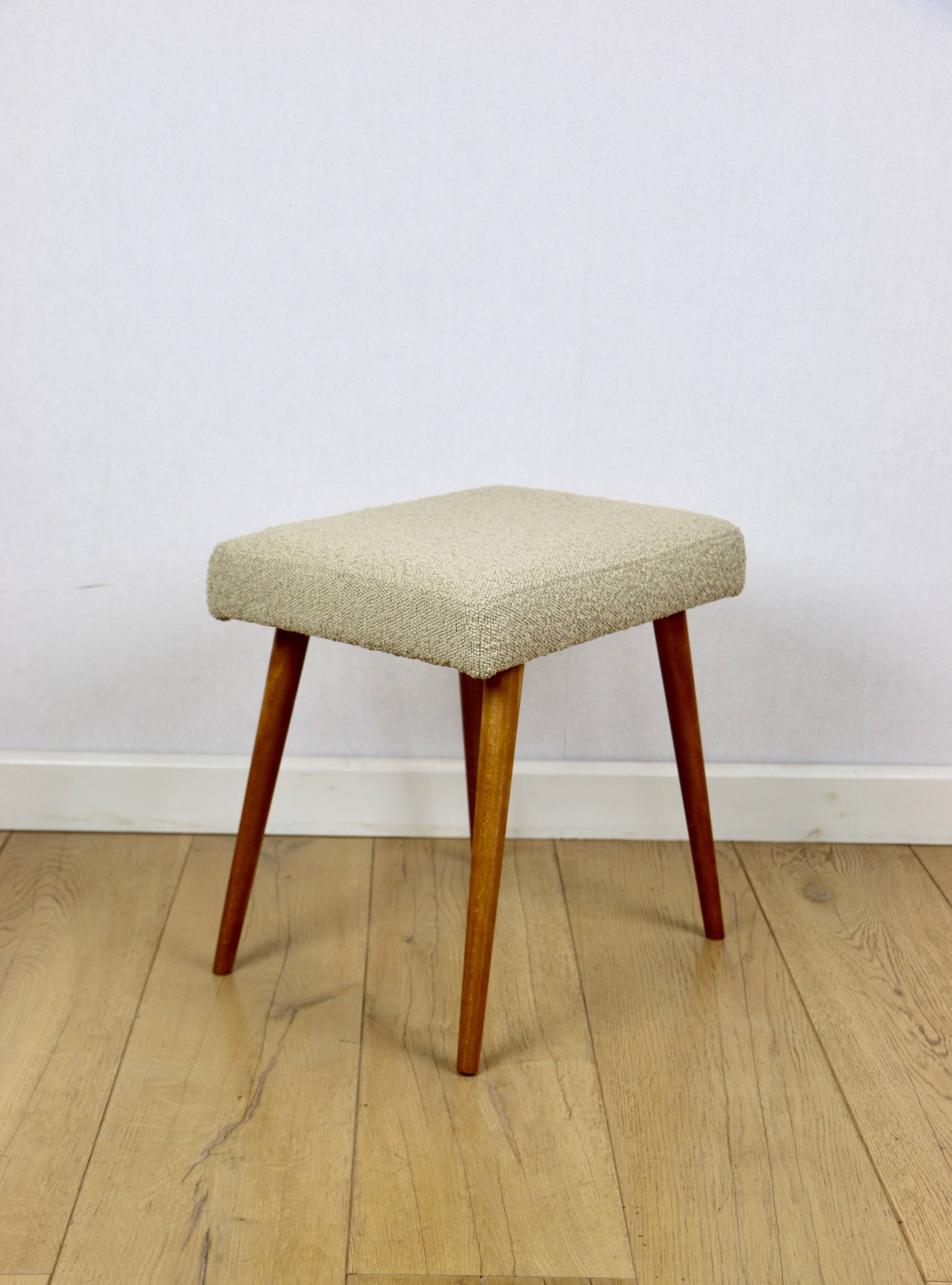 Tabouret en bouclé beige - pieds ronds en hêtre - 2 pièces disponibles