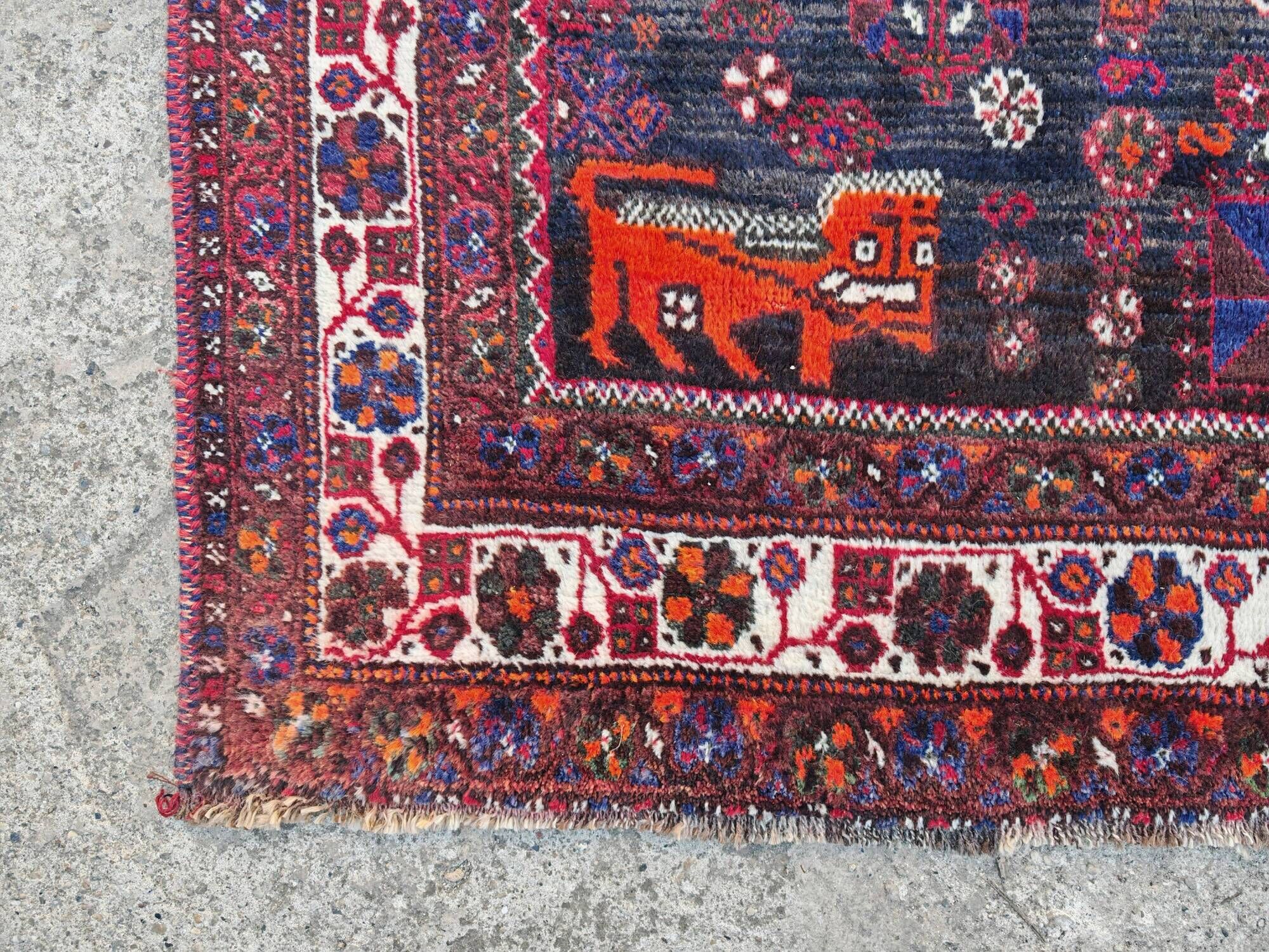 Large Persian carpet XL from Shiraz with Persepolis patterns, hand-knotted in naturally dyed wool.